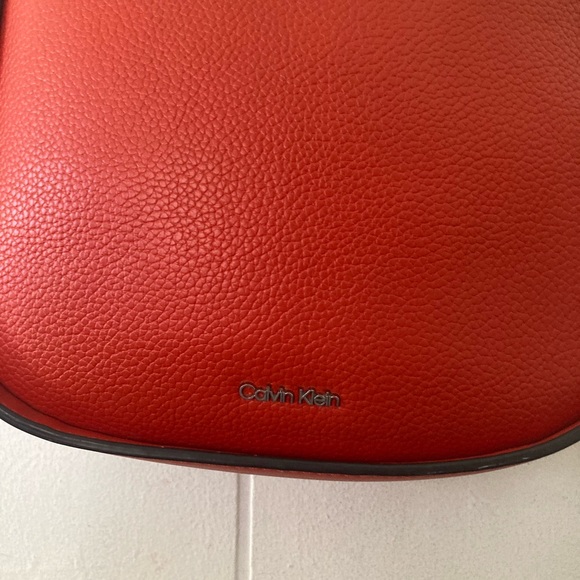Calvin Klein Red Pebbled Leather crossbody bag - Picture 4 of 9